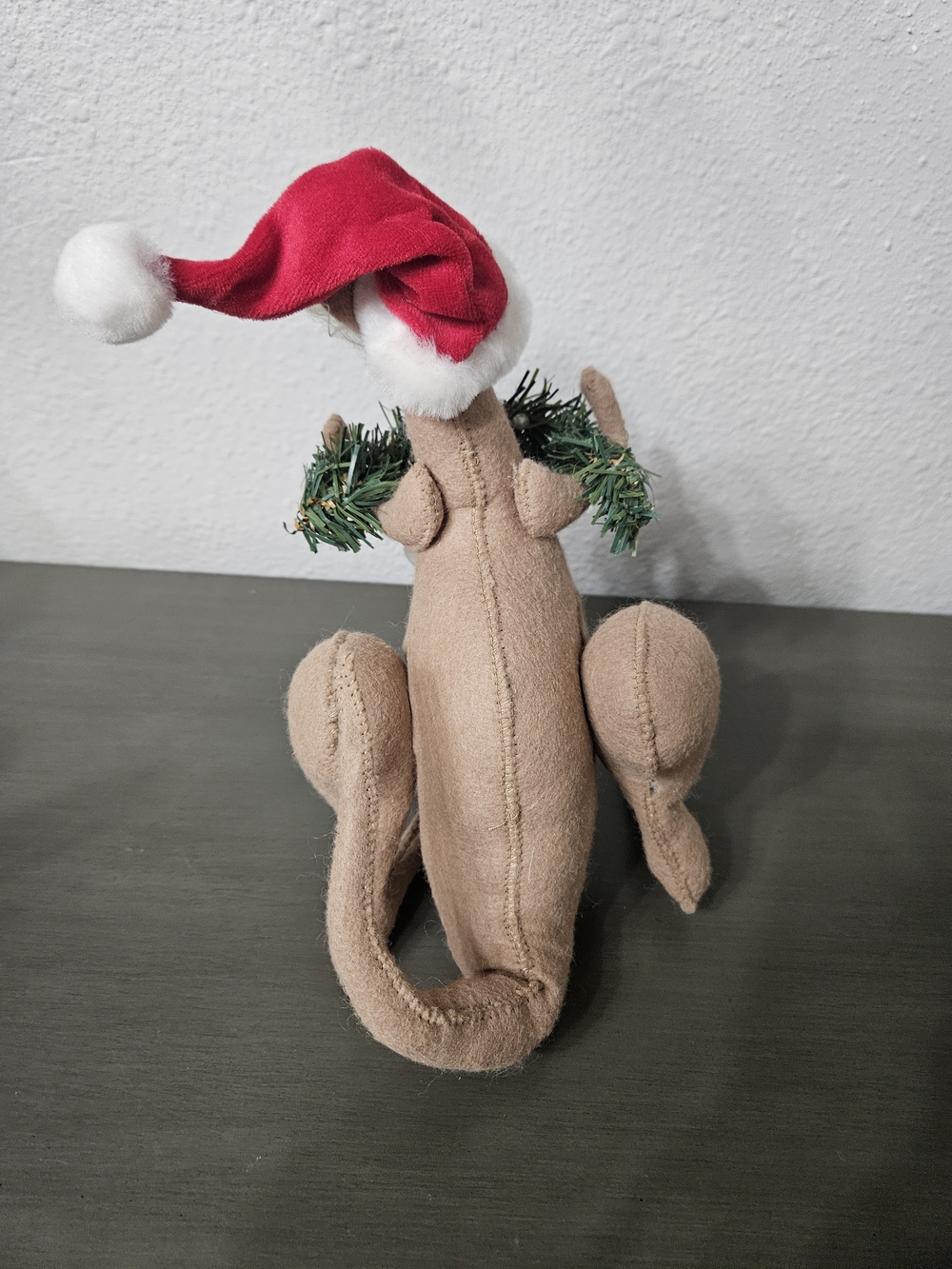 Annalee Brown Kangaroo and Baby with Red Santa Hat and Green Wreath 2009 - Picture 3 of 4